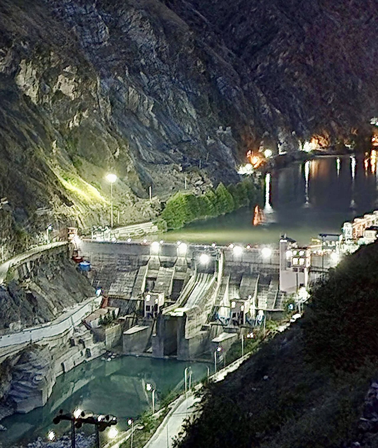 Nathpa dam near Tapri, photographed from NH5 in the Sutlej Valley
